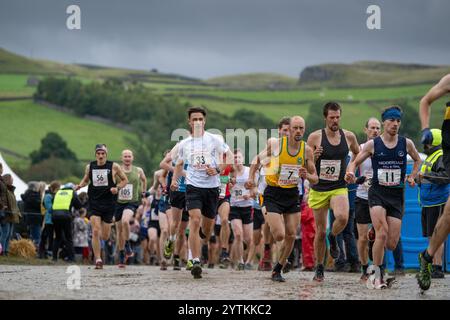 Läufer des Kilnsey Crag Fell Rennens, das bei der Kilnsey Show im Yorkshire Dales National Park, Großbritannien, ausgetragen wurde. Stockfoto