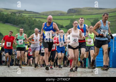 Läufer des Kilnsey Crag Fell Rennens, das bei der Kilnsey Show im Yorkshire Dales National Park, Großbritannien, ausgetragen wurde. Stockfoto