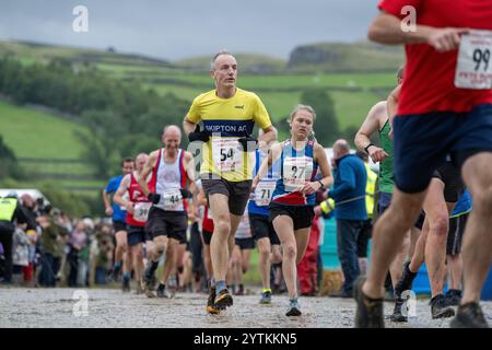 Läufer des Kilnsey Crag Fell Rennens, das bei der Kilnsey Show im Yorkshire Dales National Park, Großbritannien, ausgetragen wurde. Stockfoto