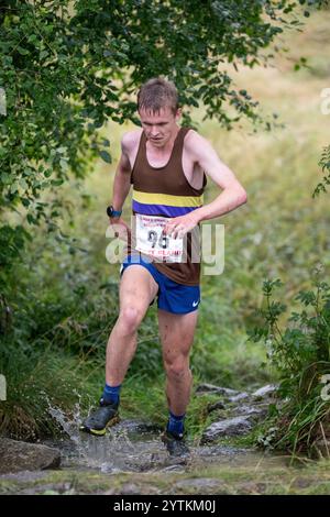 Läufer des Kilnsey Crag Fell Rennens, das bei der Kilnsey Show im Yorkshire Dales National Park, Großbritannien, ausgetragen wurde. Stockfoto