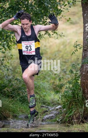 Läufer des Kilnsey Crag Fell Rennens, das bei der Kilnsey Show im Yorkshire Dales National Park, Großbritannien, ausgetragen wurde. Stockfoto