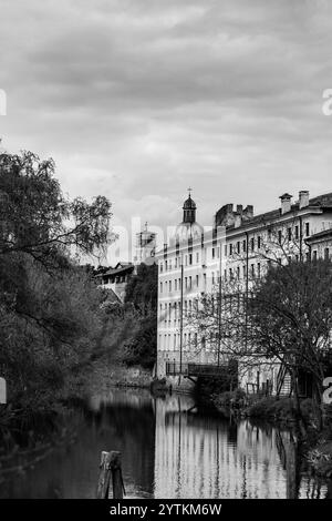 Traditionelle paduanische Architektur, Gebäude am Fluss Brenta in Padua, Italien. Stockfoto