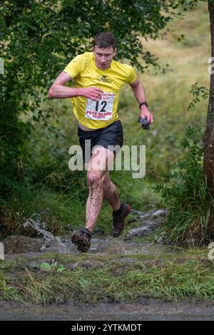 Läufer des Kilnsey Crag Fell Rennens, das bei der Kilnsey Show im Yorkshire Dales National Park, Großbritannien, ausgetragen wurde. Stockfoto