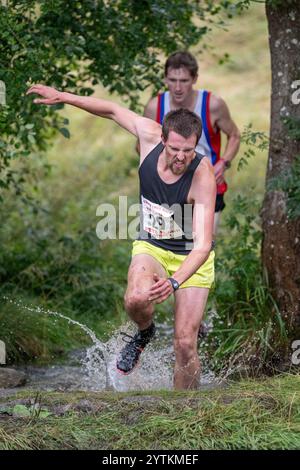 Läufer des Kilnsey Crag Fell Rennens, das bei der Kilnsey Show im Yorkshire Dales National Park, Großbritannien, ausgetragen wurde. Stockfoto