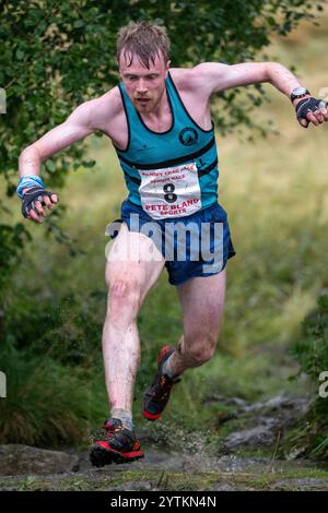 Läufer des Kilnsey Crag Fell Rennens, das bei der Kilnsey Show im Yorkshire Dales National Park, Großbritannien, ausgetragen wurde. Stockfoto
