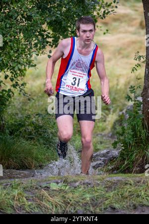 Läufer des Kilnsey Crag Fell Rennens, das bei der Kilnsey Show im Yorkshire Dales National Park, Großbritannien, ausgetragen wurde. Stockfoto