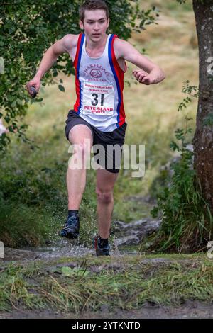 Läufer des Kilnsey Crag Fell Rennens, das bei der Kilnsey Show im Yorkshire Dales National Park, Großbritannien, ausgetragen wurde. Stockfoto