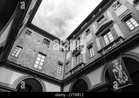 Florenz, Italien - 5. April 2022: Innenhof des Palazzo Strozzi, ein bedeutendes historisches Gebäude in Florenz, Toskana, Italien. Stockfoto