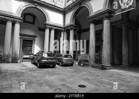 Florenz, Italien - 5. April 2022: Innenhof des Palazzo Strozzi, ein bedeutendes historisches Gebäude in Florenz, Toskana, Italien. Stockfoto