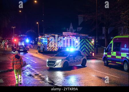 HINWEIS AN REDAKTEURE - Tod durch Polizeibeamten vor Ort bestätigt. - Sutton Road, Erdington, Birmingham 7. Dezember 2024 - Ein Mann starb, nachdem sein Auto von einem Baum getroffen wurde, der am Samstag Nachmittag bei starken Sturm Darragh Winden auf der Sutton Road an der Kreuzung der Silver Birch Road in der Erdington Gegend von Birmingham getroffen wurde. Feuerwehrleute, darunter Mitglieder der USAR und ISAR, Urban/International Search and Rescue, die oft zu großen Katastrophen in Übersee geschickt werden, haben heute Abend den Baum aus dem Fahrzeug geschnitten, um den nicht identifizierten Mann zu retten. Quelle: British News und Media/Alamy Live News Stockfoto