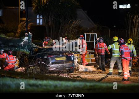 HINWEIS AN REDAKTEURE - Tod durch Polizeibeamten vor Ort bestätigt. - Sutton Road, Erdington, Birmingham 7. Dezember 2024 - Ein Mann starb, nachdem sein Auto von einem Baum getroffen wurde, der am Samstag Nachmittag bei starken Sturm Darragh Winden auf der Sutton Road an der Kreuzung der Silver Birch Road in der Erdington Gegend von Birmingham getroffen wurde. Feuerwehrleute, darunter Mitglieder der USAR und ISAR, Urban/International Search and Rescue, die oft zu großen Katastrophen in Übersee geschickt werden, haben heute Abend den Baum aus dem Fahrzeug geschnitten, um den nicht identifizierten Mann zu retten. Quelle: British News und Media/Alamy Live News Stockfoto