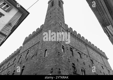 Florenz, Italien - 5. April 2022: Fassade des Palazzo Strozzi, ein bedeutendes historisches Gebäude in Florenz, Toskana, Italien. Stockfoto