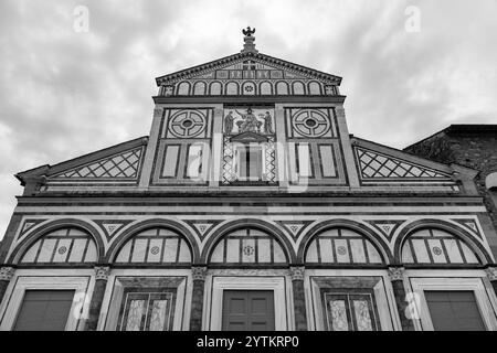 San Miniato al Monte ist eine Basilika in Florenz mit Blick auf die Stadt. Eines der schönsten romanischen Bauwerke in der Toskana und die schönsten Kirchen Stockfoto