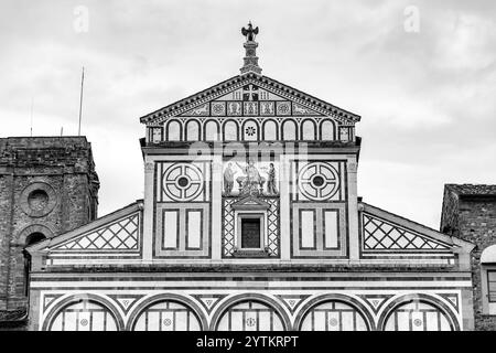 San Miniato al Monte ist eine Basilika in Florenz mit Blick auf die Stadt. Eines der schönsten romanischen Bauwerke in der Toskana und die schönsten Kirchen Stockfoto