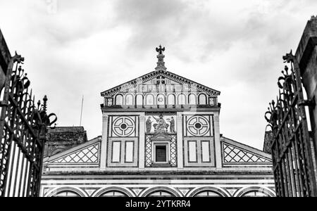 San Miniato al Monte ist eine Basilika in Florenz mit Blick auf die Stadt. Eines der schönsten romanischen Bauwerke in der Toskana und die schönsten Kirchen Stockfoto