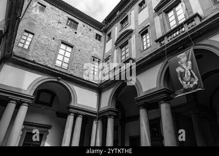 Florenz, Italien - 5. April 2022: Innenhof des Palazzo Strozzi, ein bedeutendes historisches Gebäude in Florenz, Toskana, Italien. Stockfoto