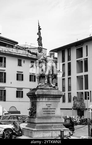 Florenz, Italien - 6. April 2022: Das Denkmal der Piazza Mentana ist eine Bronzestatue aus dem frühen 20. Jahrhundert auf dem Mentana-Platz von Florenz, Stockfoto