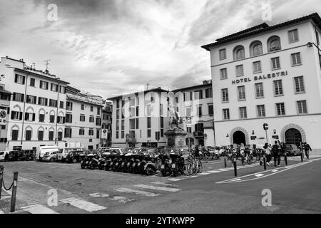 Florenz, Italien - 6. April 2022: Das Denkmal der Piazza Mentana ist eine Bronzestatue aus dem frühen 20. Jahrhundert auf dem Mentana-Platz von Florenz, Stockfoto