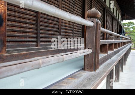 Traditionelle japanische Tempelarchitektur, Schrein im Freien Gehweg. Wandpaneele aus Holz und Geländer aus der Nähe, Stockfoto