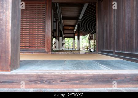 Traditioneller japanischer Tempel, offener Gehweg im Inneren des Schreins. Tatami-Bodenbelag Nahansicht, Stockfoto