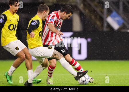 Rotterdam, Niederlande. Dezember 2024. ROTTERDAM, NIEDERLANDE - 7. DEZEMBER: Pelle Clement von Sparta Rotterdam wird von Boyd Lucassen vom NAC Breda während des niederländischen Eredivisie-Spiels zwischen Sparta Rotterdam und NAC Breda im Sparta-stadion Het Kasteel am 7. Dezember 2024 in Rotterdam, Niederlande, angefochten. (Foto von Hans van der Valk/Orange Pictures) Credit: Orange Pics BV/Alamy Live News Stockfoto