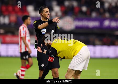 Rotterdam, Niederlande. Dezember 2024. ROTTERDAM, NIEDERLANDE - 7. DEZEMBER: Schiedsrichter Serdar Gozubuyuk gibt während des niederländischen Eredivisie-Spiels zwischen Sparta Rotterdam und NAC Breda im Sparta-stadion Het Kasteel am 7. Dezember 2024 in Rotterdam, Niederlande. (Foto von Hans van der Valk/Orange Pictures) Credit: Orange Pics BV/Alamy Live News Stockfoto