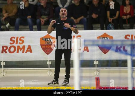 Rom, Italien. Dezember 2024. Cheftrainer Capanna (SIS Roma) während SIS Roma vs Equipe Orizzonte, Waterpolo Italian Serie A1 Women Match in Rom, Italien, 07. Dezember 2024 Credit: Independent Photo Agency/Alamy Live News Stockfoto