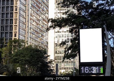 Plakatschachtel in der Stadt Sao Paulo. Verwenden Sie dieses Mockup für den Fototag für Ihr Outdoor-Design. Stockfoto