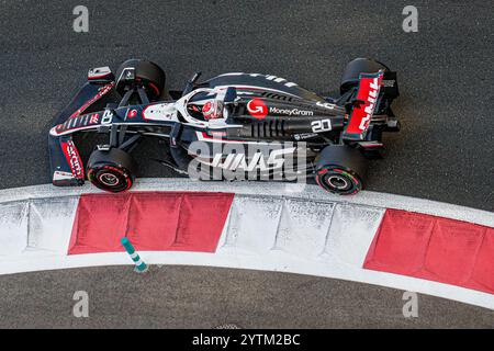 Yas Marina, Abu Dhabi. Dezember 2024. 12/7/2024 - Kevin Magnussen (DEN) - MoneyGram Haas F1 Team - Haas VF-24 - Ferrari während der Samstagssitzung der Formel 1 Etihad Airways Abu Dhabi Grand Prix 2024, Yas Marina, Abu Dhabi 6-8 Dezember 2024 (Foto: Alessio de Marco/SIPA USA) Credit: SIPA USA/Alamy Live News Stockfoto