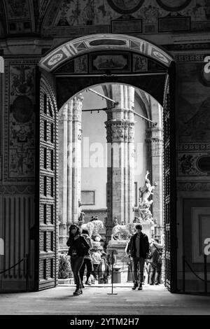 Florenz, Italien - 5. April 2022: Innenhof des Palazzo Strozzi, ein bedeutendes historisches Gebäude in Florenz, Toskana, Italien. Stockfoto