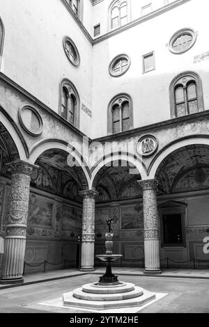 Florenz, Italien - 5. April 2022: Innenhof des Palazzo Strozzi, ein bedeutendes historisches Gebäude in Florenz, Toskana, Italien. Stockfoto