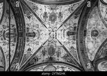 Florenz, Italien - 5. April 2022: Innenhof des Palazzo Strozzi, ein bedeutendes historisches Gebäude in Florenz, Toskana, Italien. Stockfoto