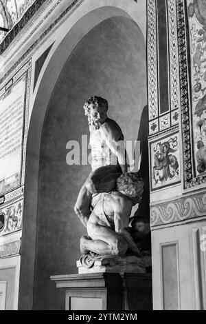 Florenz, Italien - 5. April 2022: Innenhof des Palazzo Strozzi, ein bedeutendes historisches Gebäude in Florenz, Toskana, Italien. Stockfoto