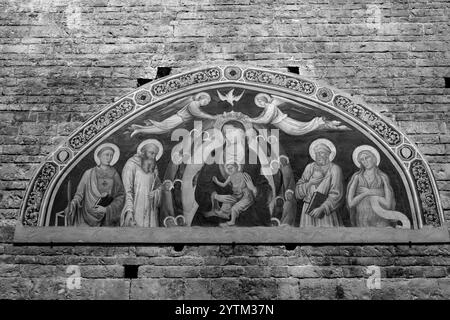 Florenz, Italien - 6. April 2022: San Miniato al Monte ist eine Basilika in Florenz mit Blick auf die Stadt. Eines der schönsten romanischen Gebäude in der Toskana Stockfoto