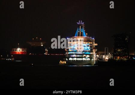 Hamburg, Deutschland. Dezember 2024. Das Kreuzfahrtschiff MS Artania liegt an der Elbe im Kreuzfahrtzentrum Altona. Quelle: Jonas Walzberg/dpa/Alamy Live News Stockfoto