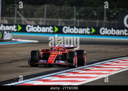 Yas Marina, Abu Dhabi. Dezember 2024. 12/7/2024 - Carlos Sainz Jr. (ESP) - Scuderia Ferrari - Ferrari SF-24 - Ferrari während der Samstagssitzung der Formel 1 Etihad Airways Abu Dhabi Grand Prix 2024, Yas Marina, Abu Dhabi 6-8 Dezember 2024 (Foto: Alessio de Marco/SIPA USA) Credit: SIPA USA/Alamy Live News Stockfoto