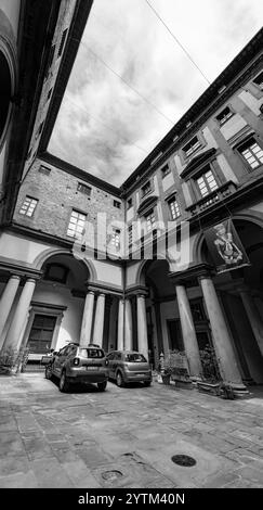 Florenz, Italien - 5. April 2022: Innenhof des Palazzo Strozzi, ein bedeutendes historisches Gebäude in Florenz, Toskana, Italien. Stockfoto