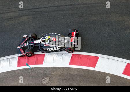 Yas Marina, Abu Dhabi. Dezember 2024. 12/7/2024 - Nico Hulkenberg (DE) - MoneyGram Haas F1 Team - Haas VF-24 - Ferrari während der Samstagssitzung der Formel 1 Etihad Airways Abu Dhabi Grand Prix 2024, Yas Marina, Abu Dhabi 6-8 Dezember 2024 (Foto: Alessio de Marco/SIPA USA) Credit: SIPA USA/Alamy Live News Stockfoto