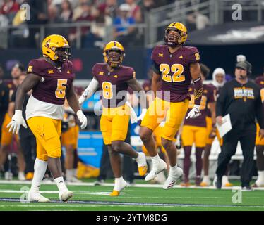 Arlington, Texas, USA. Dezember 2024. Der Linebacker Caleb McCullough (22) von Arizona State gibt nach einem defensiven Stopp während der ersten Hälfte des Big 12 Championship-Fußballspiels zwischen den Arizona State Sun Devils und den Iowa State Cyclones am 7. Dezember 2024 in Arlington, Texas, Gesten. (Kreditbild: © Scott Coleman/ZUMA Press Wire) NUR REDAKTIONELLE VERWENDUNG! Nicht für kommerzielle ZWECKE! Stockfoto