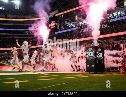 Arlington, Texas, USA. Dezember 2024. Iowa State startet am 7. Dezember 2024 in Arlington, Texas, die erste Hälfte des Fußballspiels der Big 12 Championship zwischen den Arizona State Sun Devils und den Iowa State Cyclones. (Kreditbild: © Scott Coleman/ZUMA Press Wire) NUR REDAKTIONELLE VERWENDUNG! Nicht für kommerzielle ZWECKE! Stockfoto