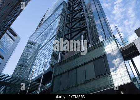 Wolkenkratzer im Shiodome-Gebiet in Shimbashi in Tokio. Moderne Architektur im Shiodome-Viertel in Shimbashi in Tokio. Stockfoto