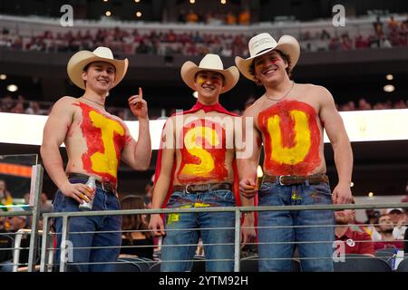 Arlington, Texas, USA. Dezember 2024. Fans des Bundesstaates Iowa, die während der ersten Hälfte des Big 12 Championship-Spiels zwischen den Arizona State Sun Devils und den Iowa State Cyclones am 7. Dezember 2024 in Arlington, Texas, zu sehen waren. (Kreditbild: © Scott Coleman/ZUMA Press Wire) NUR REDAKTIONELLE VERWENDUNG! Nicht für kommerzielle ZWECKE! Stockfoto