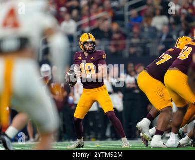 Arlington, Texas, USA. Dezember 2024. Sam Leavitt (10) aus Arizona State Quarterback will am 7. Dezember 2024 in Arlington, Texas, die erste Hälfte des Big 12 Championship-Fußballspiels zwischen den Arizona State Sun Devils und den Iowa State Cyclones bestehen. (Kreditbild: © Scott Coleman/ZUMA Press Wire) NUR REDAKTIONELLE VERWENDUNG! Nicht für kommerzielle ZWECKE! Stockfoto