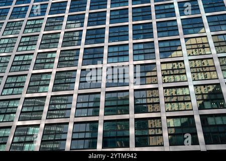 Wolkenkratzer im Shiodome-Gebiet in Shimbashi in Tokio. Moderne Architektur im Shiodome-Viertel in Shimbashi in Tokio. Stockfoto