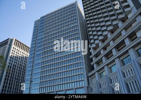 Wolkenkratzer im Shiodome-Gebiet in Shimbashi in Tokio. Moderne Architektur im Shiodome-Viertel in Shimbashi in Tokio. Stockfoto