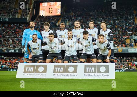 Valencia, Spanien. Dezember 2024. MADRID, SPANIEN – 7. DEZEMBER: Das Valencia CF-Team steht für ein Foto vor dem Start beim LaLiga EA Sports Match zwischen Valencia CF und Rayo Vallecano am 7. Dezember 2024 im Mestalla-Stadion in Valencia, Spanien. (Foto von Jose Torres/Photo Players Images/Magara Press) Credit: Magara Press SL/Alamy Live News Stockfoto