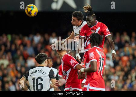 Valencia, Spanien. Dezember 2024. MADRID, SPANIEN - 7. DEZEMBER: Path Ciss Central erzielt beim LaLiga EA Sports Spiel zwischen Valencia CF und Rayo Vallecano im Mestalla Stadium am 7. Dezember 2024 in Valencia. (Foto von Jose Torres/Photo Players Images/Magara Press) Credit: Magara Press SL/Alamy Live News Stockfoto