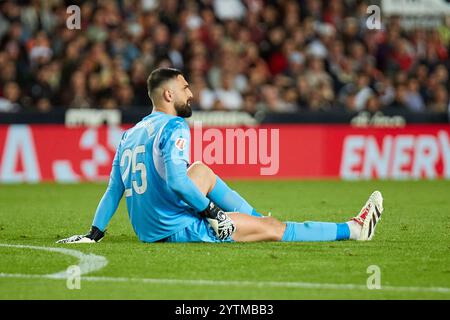 Valencia, Spanien. Dezember 2024. MADRID, SPANIEN - 7. DEZEMBER: Verletzung des Torhüters von Valencia CF Giorgi Mamardashvili beim LaLiga EA Sports Spiel zwischen Valencia CF und Rayo Vallecano im Mestalla Stadion am 7. Dezember 2024 in Valencia, Spanien. (Foto von Jose Torres/Photo Players Images/Magara Press) Credit: Magara Press SL/Alamy Live News Stockfoto