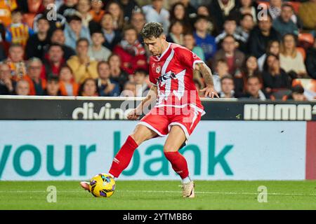 Valencia, Spanien. Dezember 2024. MADRID, SPANIEN - 7. DEZEMBER: Andrei Ratiu, der rechts hinter Rayo Vallecano steht, übergibt den Ball während des LaLiga EA Sports Matches zwischen Valencia CF und Rayo Vallecano am 7. Dezember 2024 im Mestalla Stadion in Valencia. (Foto von Jose Torres/Photo Players Images/Magara Press) Credit: Magara Press SL/Alamy Live News Stockfoto