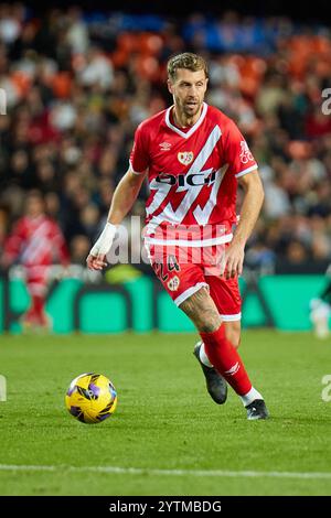 Valencia, Spanien. Dezember 2024. MADRID, SPANIEN - 7. DEZEMBER: Florian Lejeune Mittelverteidiger von Rayo Vallecano läuft mit dem Ball während des LaLiga EA Sports Matches zwischen Valencia CF und Rayo Vallecano am 7. Dezember 2024 im Mestalla Stadion in Valencia, Spanien. (Foto von Jose Torres/Photo Players Images/Magara Press) Credit: Magara Press SL/Alamy Live News Stockfoto